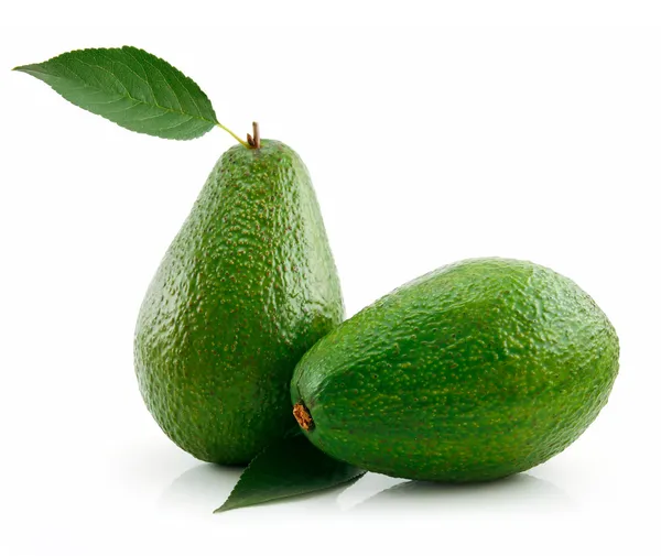 Reife Avocado mit grünem Blatt isoliert auf — Stockfoto
