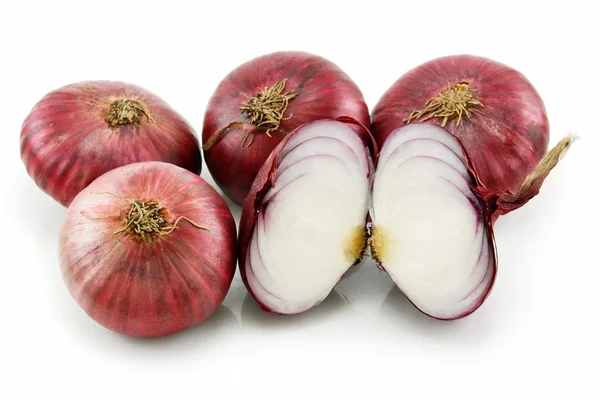 Ώριμα κρεμμύδι κομμένο σε φέτες κόκκινο απομονωθεί σε λευκό — Φωτογραφία Αρχείου