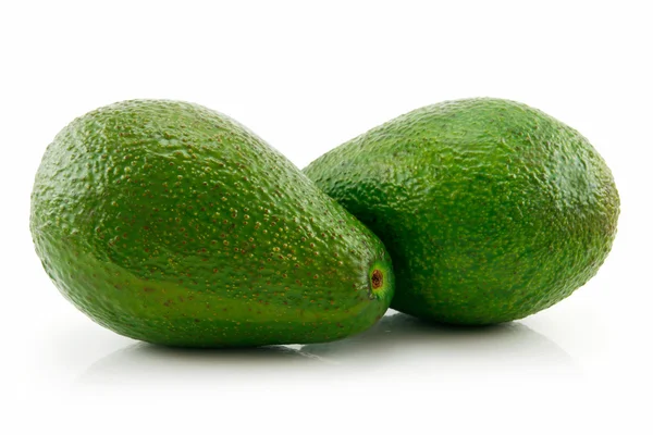 Дві зелені лаврові авокадо ізольовані на білому — стокове фото
