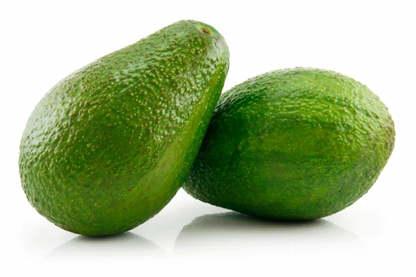 Dois abacate maduro verde isolado em branco — Fotografia de Stock