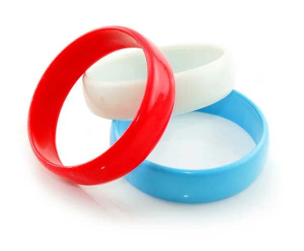Trois bracelets en plastique coloré isolé — Photo