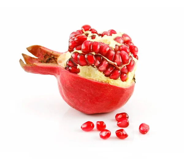Mogen granatäpple frukt med frön isolat — Stockfoto