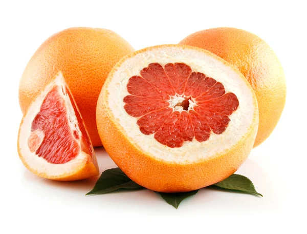 Mogna skivade grapefrukt med lämnar isola — Stockfoto