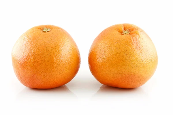 Dvě zralé mokré grapefruitů s listy iso — Stock fotografie