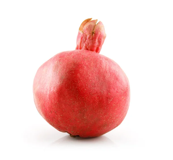Zralé červené granátové jablko ovoce izolované na w — Stock fotografie