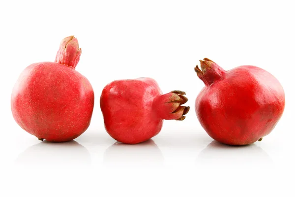 Tři plody zralé granátová jablka v raw je — Stock fotografie