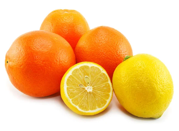 Цитрусовые фрукты (лимон и апельсин) изолировать — стоковое фото
