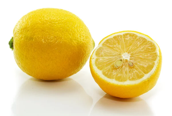 Żółty cytryny i kromka na białym tle — Zdjęcie stockowe