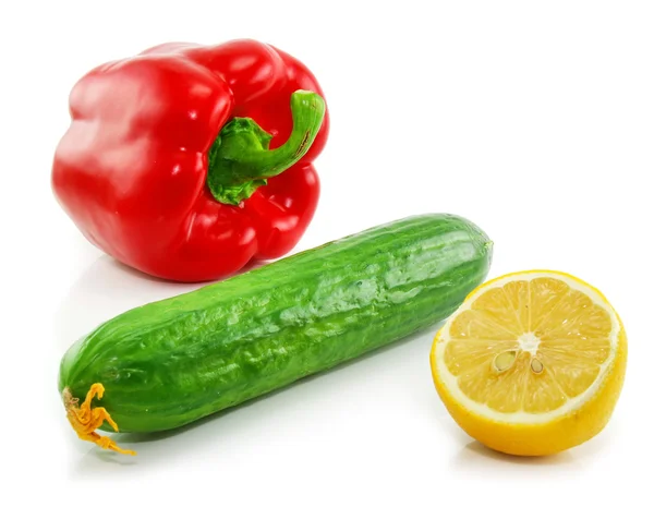 Yeşil salatalık, kırmızı biber ve sarı l — Stok fotoğraf