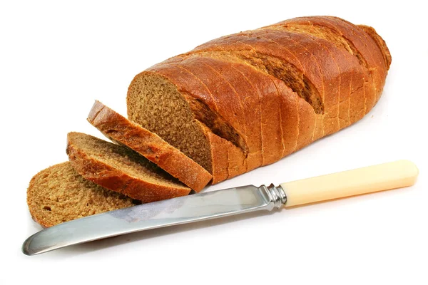 Цілий пшеничний хліб і столовий ніж ізолат — стокове фото