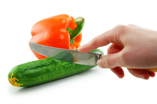 Vrouw hand cuting groene komkommer en o — Stockfoto