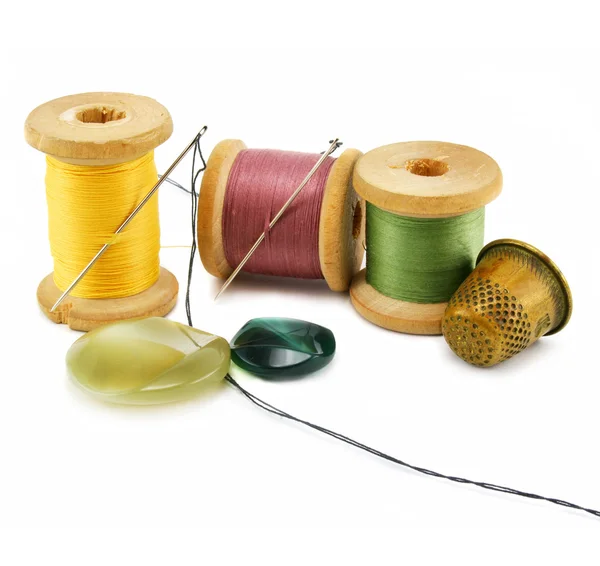 Spool of thread, thimble and needle — Stock Photo, Image