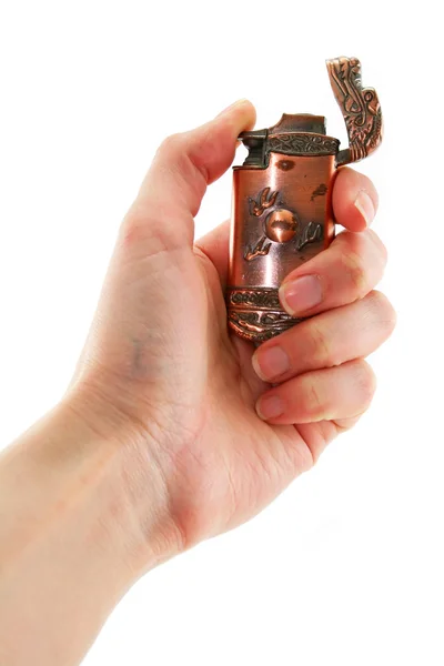 Mão feminina segura velho isqueiro de gás de bronze — Fotografia de Stock