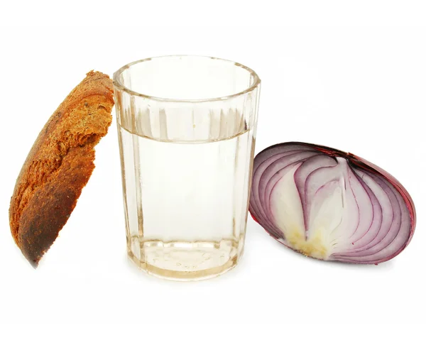 Brotkruste, Glas Alkohol und Zwiebeln — Stockfoto
