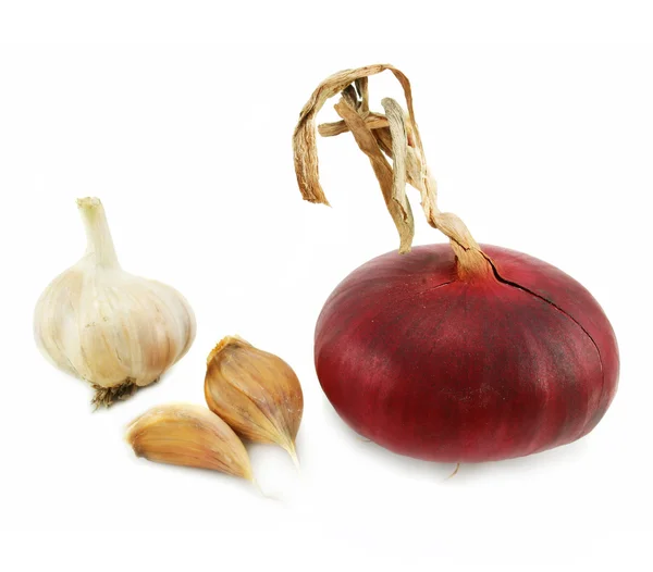 Few cloves of garlic and red onion — Stock Photo, Image