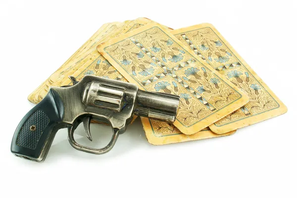 Zbraň a balíček karet — Stock fotografie