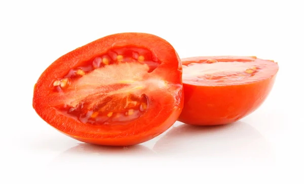 Сочный помидор, изолированный на белом — стоковое фото