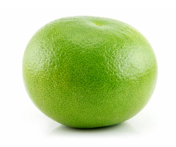 Pomelo verde maduro aislado en blanco — Foto de Stock