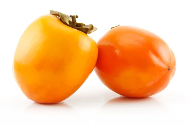 Rijp persimmon vruchten geïsoleerd op wit — Stok fotoğraf