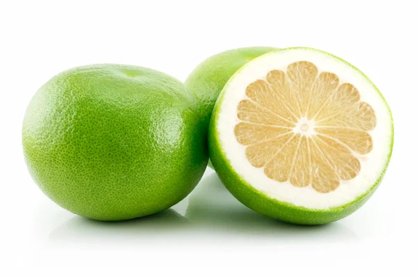 Rijp gesneden grapefruit geïsoleerd op wit — Stockfoto