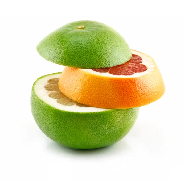 Pomelo en rodajas maduras aislado en blanco — Foto de Stock