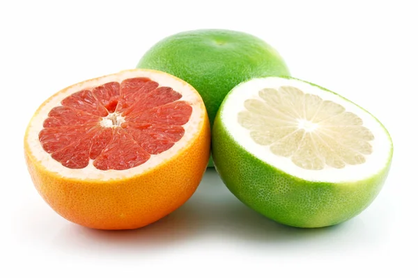 Reife geschnittene Grapefruit isoliert auf weiß — Stockfoto