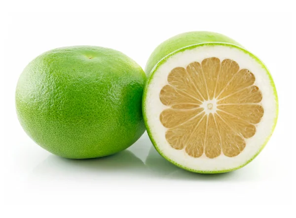 Rijp gesneden grapefruit geïsoleerd op wit — Stockfoto
