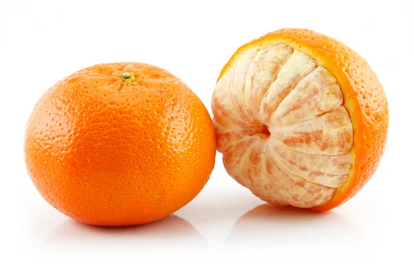 Fruta de tangerina cortada madura isolada — Fotografia de Stock