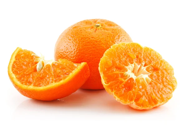 Fruta de tangerina cortada madura isolada — Fotografia de Stock
