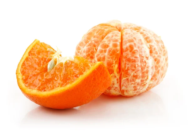 Ріпак нарізаний мандариновий фрукт ізольований на білому — стокове фото