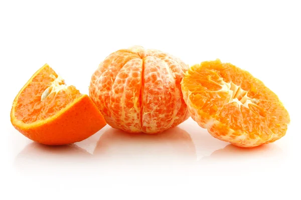 Спелые нарезанные мандариновые фрукты, изолированные на белом — стоковое фото