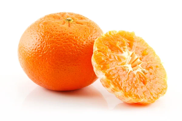 Fruta de tangerina cortada madura isolada em branco — Fotografia de Stock