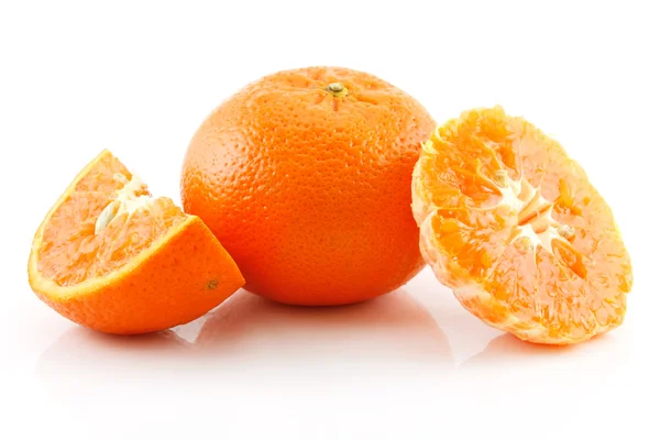 Aislado de fruta de mandarina en rodajas maduras — Foto de Stock