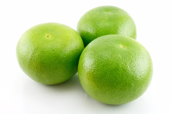 Tři zralé zelené grapefruitů, samostatný — Stock fotografie