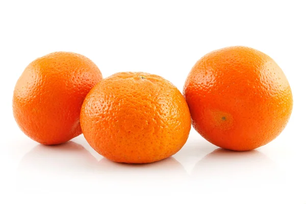 Три спелых мандаринских фрукта, выделенных на белом — стоковое фото