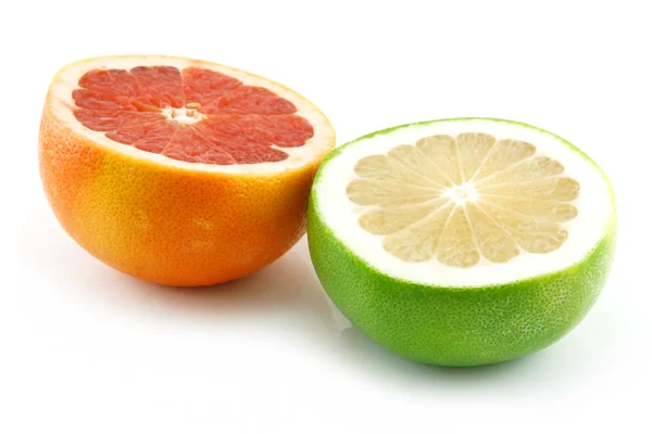 Twee rijpe gesneden grapefruits geïsoleerd — Stockfoto