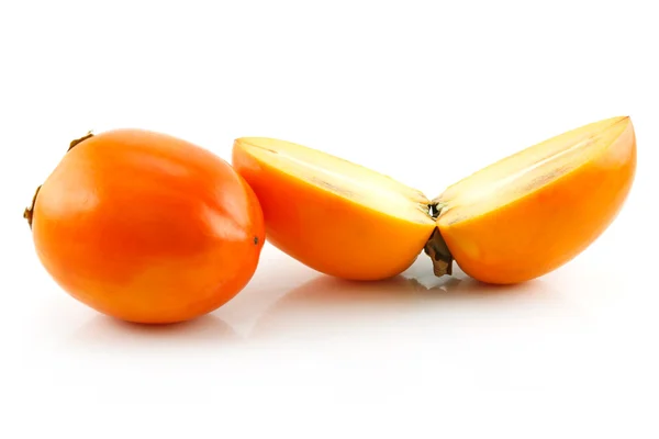 Kypsä viipaloitu Persimmon hedelmät eristetty — kuvapankkivalokuva