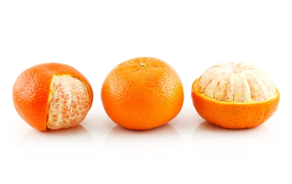 Három érett gyümölcsöket mandarin elszigetelt — Stock Fotó