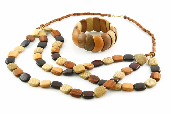 Цветное деревянное ожерелье и браслет изолированы — стоковое фото