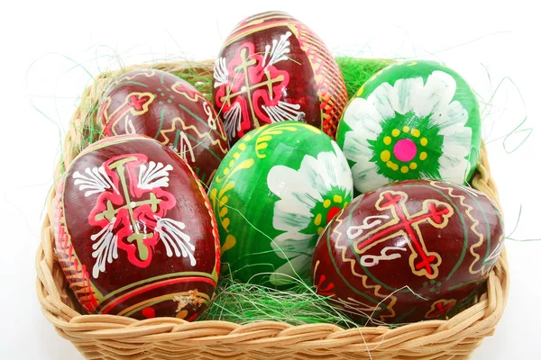 Grupo de ovos de Páscoa pintados em cesta de madeira — Fotografia de Stock