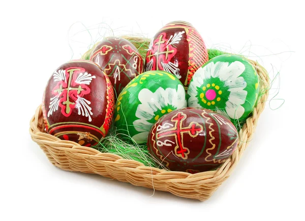 Grupo de ovos de Páscoa pintados em cesta de madeira — Fotografia de Stock
