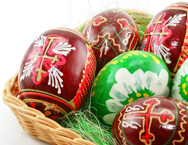 Grupo de ovos de Páscoa pintados em cesta de madeira (E — Fotografia de Stock