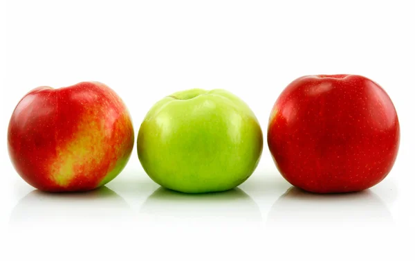 Três maçãs maduras em uma fileira isolada em branco — Fotografia de Stock