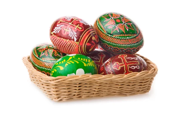 Skupina velikonoční vejce v košíku, samostatný — Stock fotografie