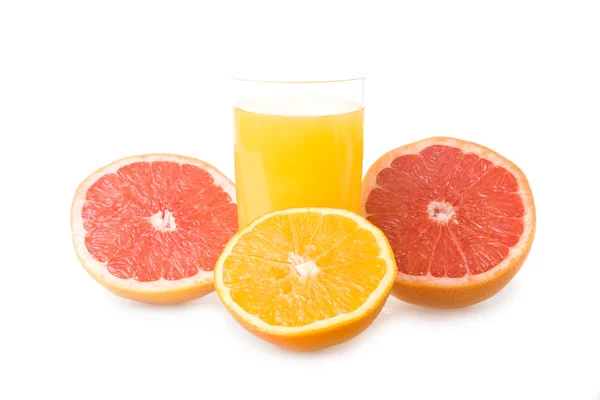 Copo de suco de laranja e frutas fatiadas — Fotografia de Stock