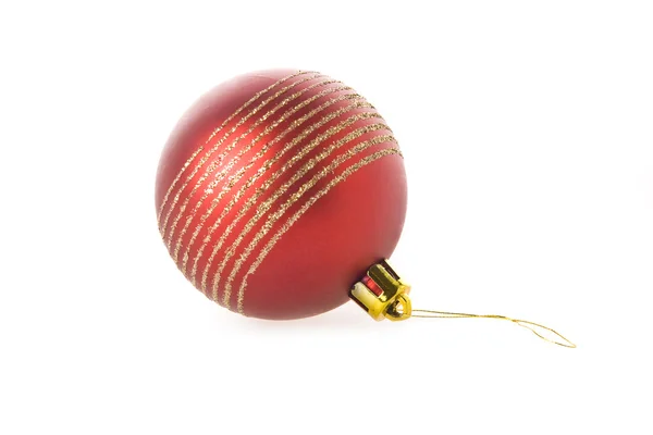 Bola de Natal vermelho isolado no branco — Fotografia de Stock