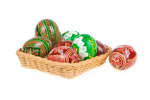 Grupo de ovos de páscoa coloridos em cesta isolada — Fotografia de Stock