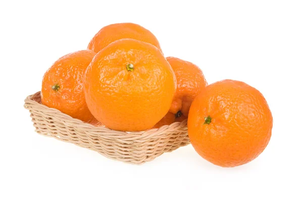 Érett mandarin gyümölcsök kosárban Izolált — Stock Fotó
