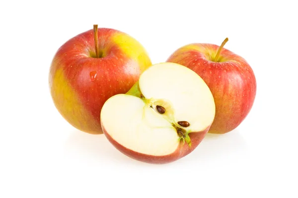 Zralé červené nakrájené jablko, samostatný — Stock fotografie
