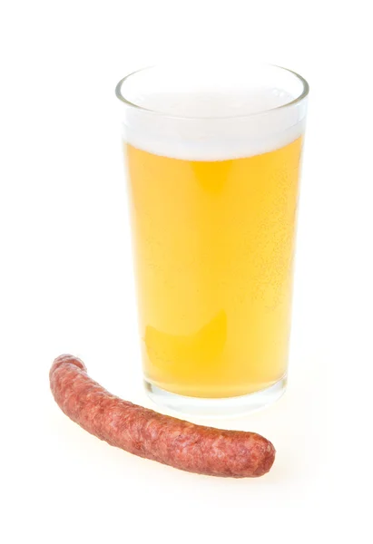 Copo de cerveja e salsichas grelhadas isoladas — Fotografia de Stock